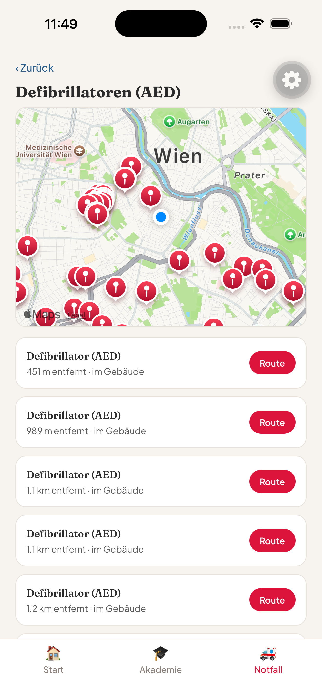 Screenshot der Erste Hilfe Kurs App: AED-Finder mit Defibrillatoren in der Nähe auf der Karte