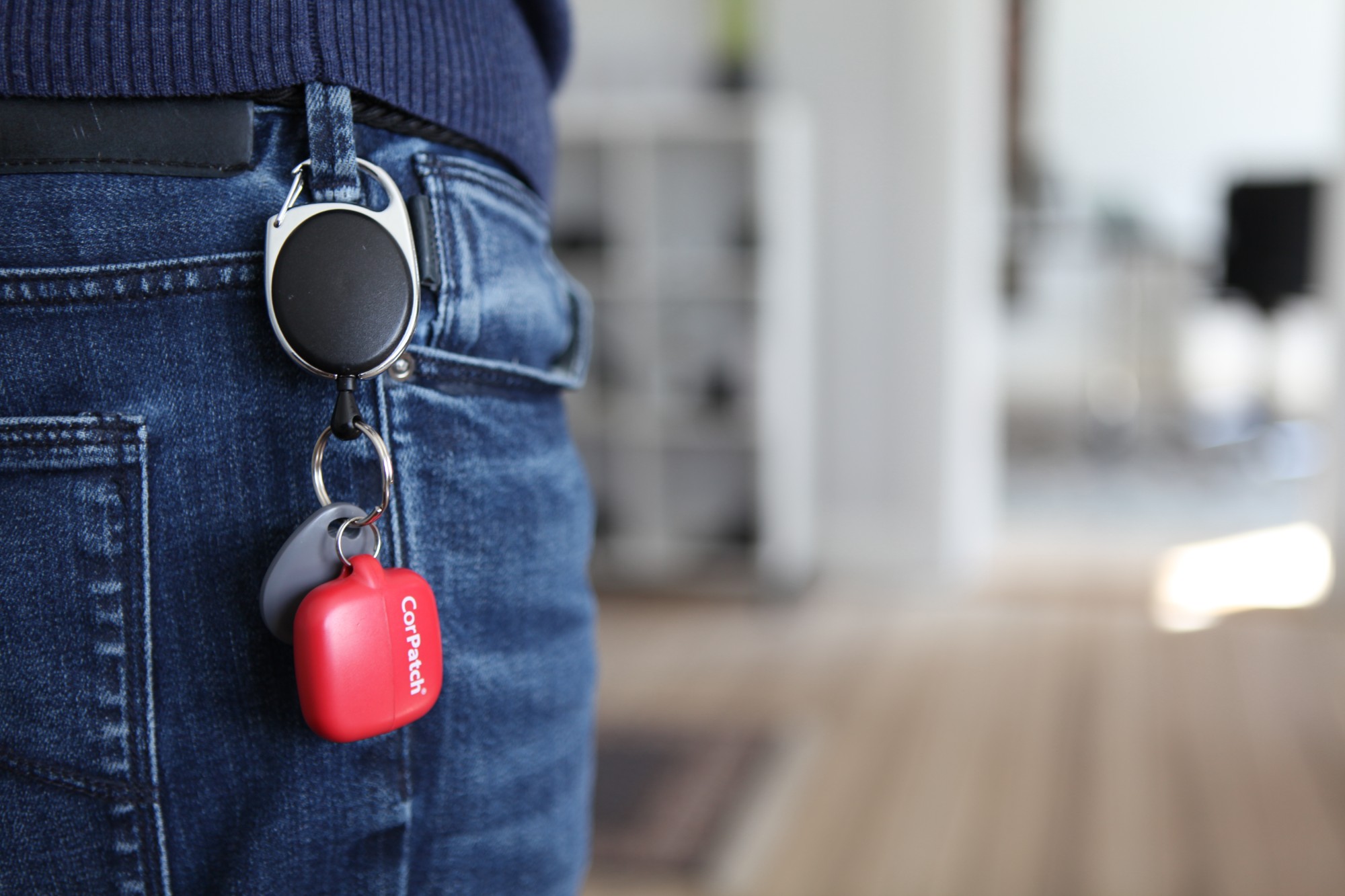 CorPatch am Schlüsselbund, eingehängt an der Gürtelschlaufe einer Jeans
